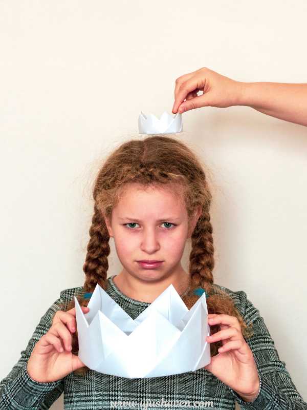 DIY-Party-Hat-Crowns-Easy-New-Year-Crafts-For-Preschool