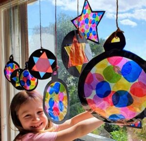 Easy-Confetti-Sun-Catchers