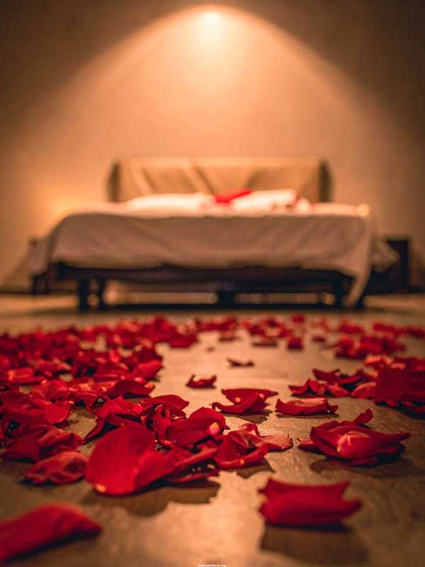Rose-petals-on-tables-or-floors