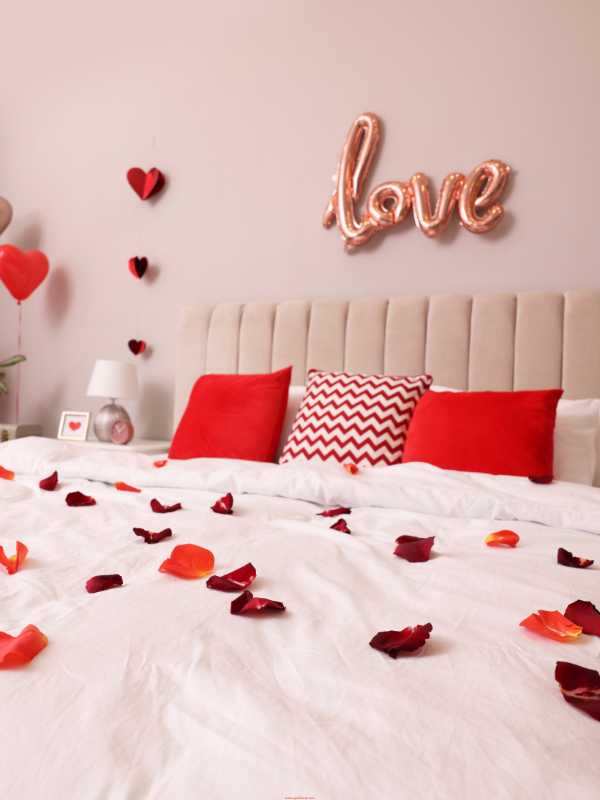 Simple-red-and-pink-color-accents-around-the-home