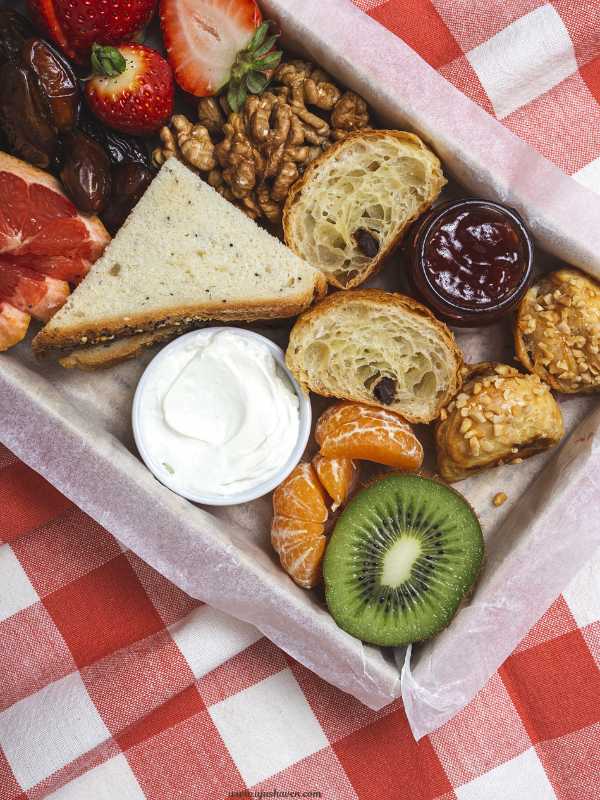 Surprise-delivery-of-breakfast-or-dessert