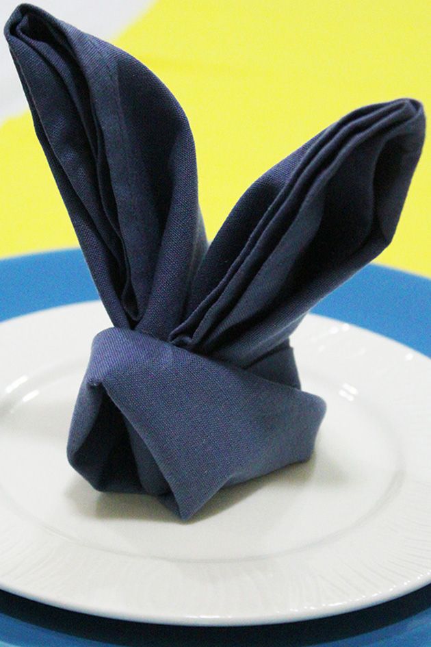 Carrot-themed-or-bunny-shaped-napkin-folds