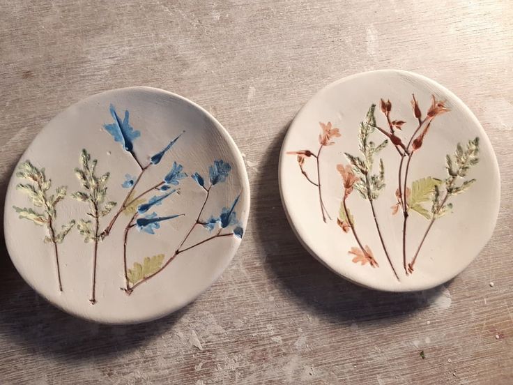 Clay-ring-dishes-with-botanical-textures
