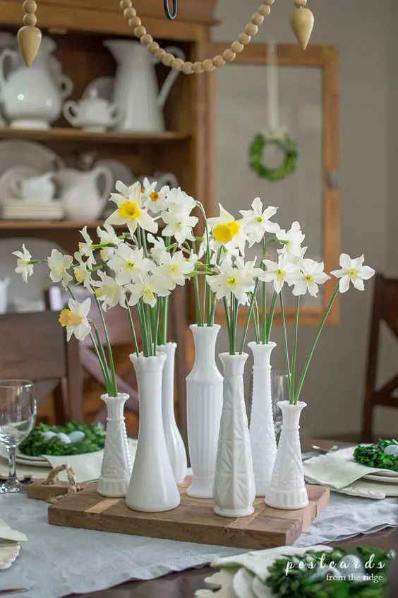 Fresh-spring-florals-in-mismatched-vases-Easter-table-decor
