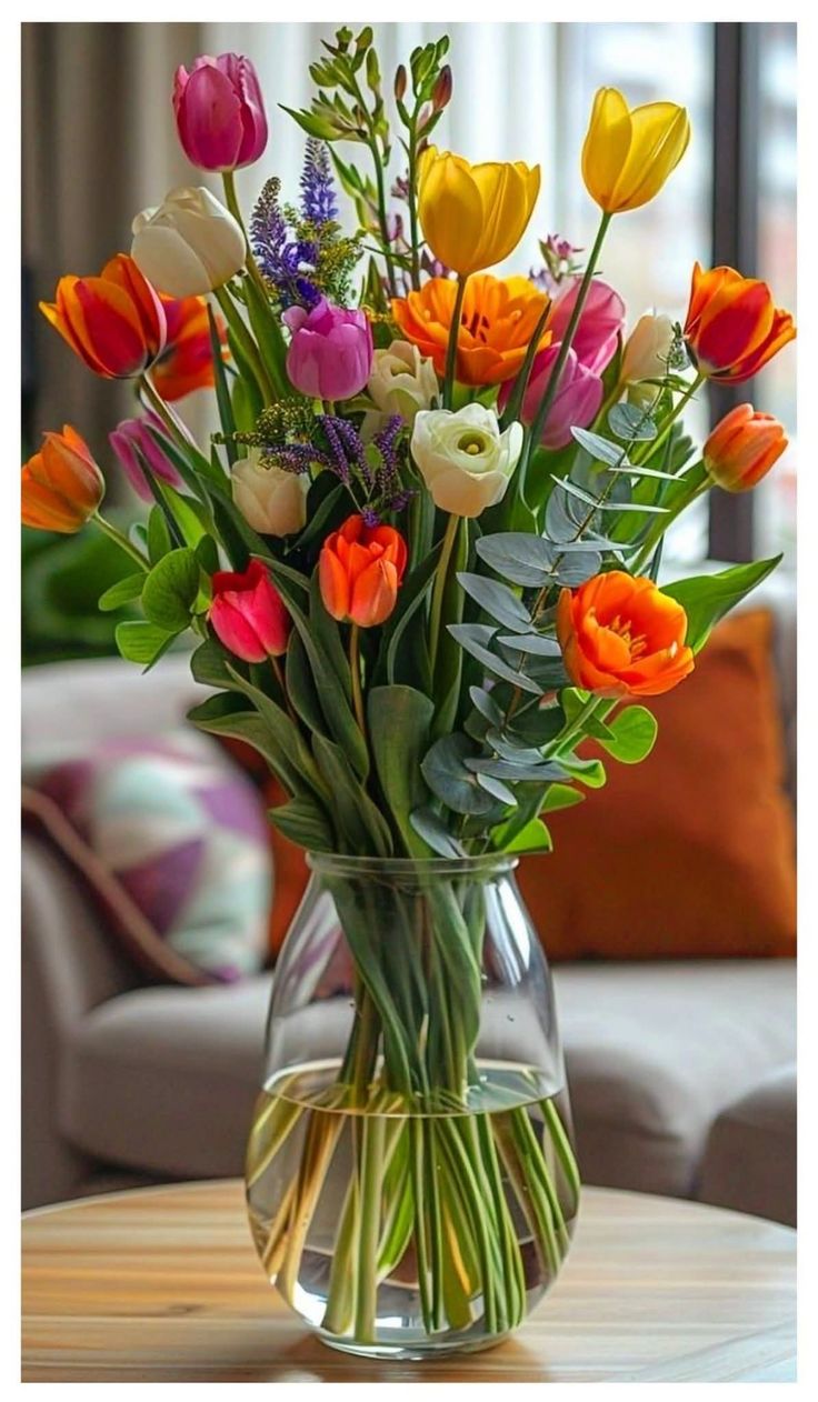 Fresh-tulips-in-a-clear-glass-vase-Spring-Table-Centerpiece-Ideas 
