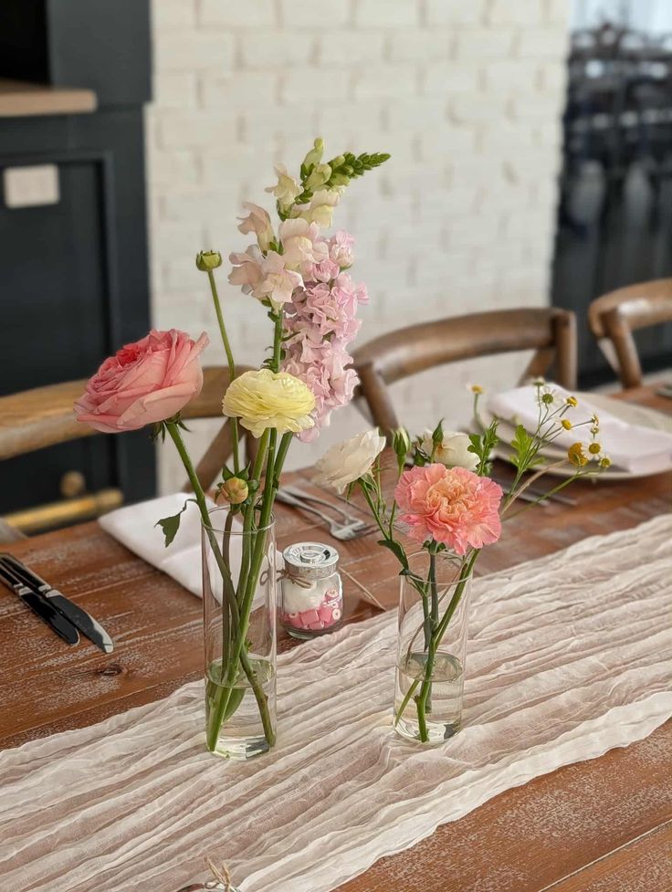 Neutral-runner-topped-with-bud-vases