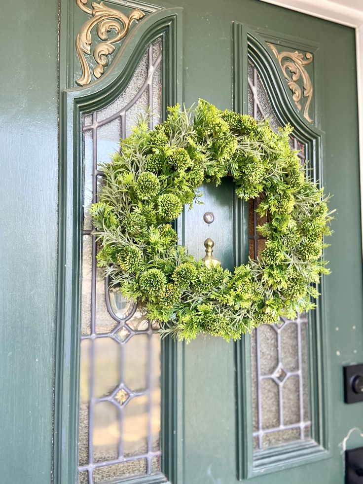 Boxwood-Inspired-Spring-Wreath.