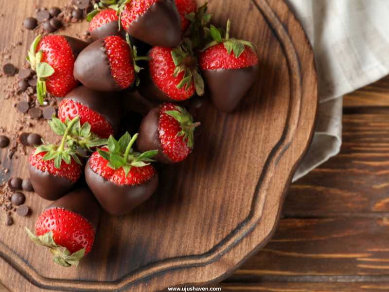 Chocolate-Dipped-Strawberries-Easter-Party-Food-Ideas