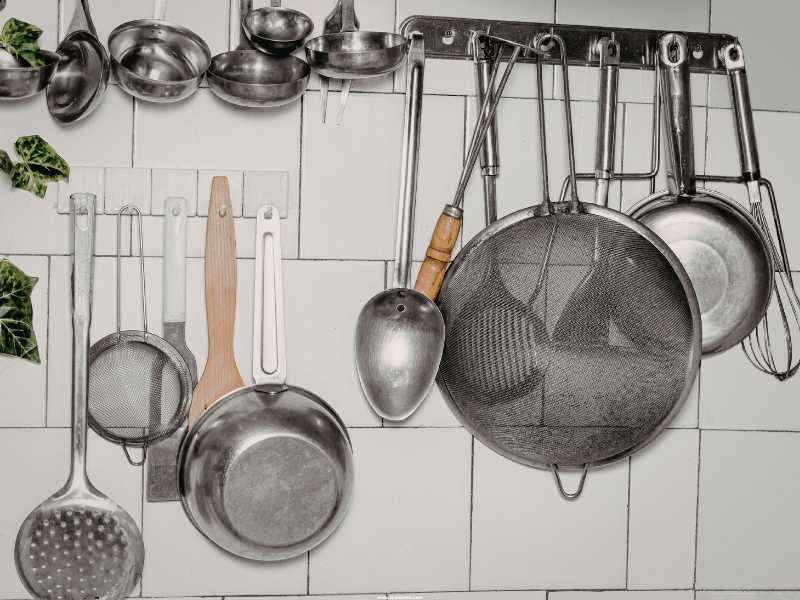 Hang-Pots-Pans-or-Utensils-in-the-Kitchen