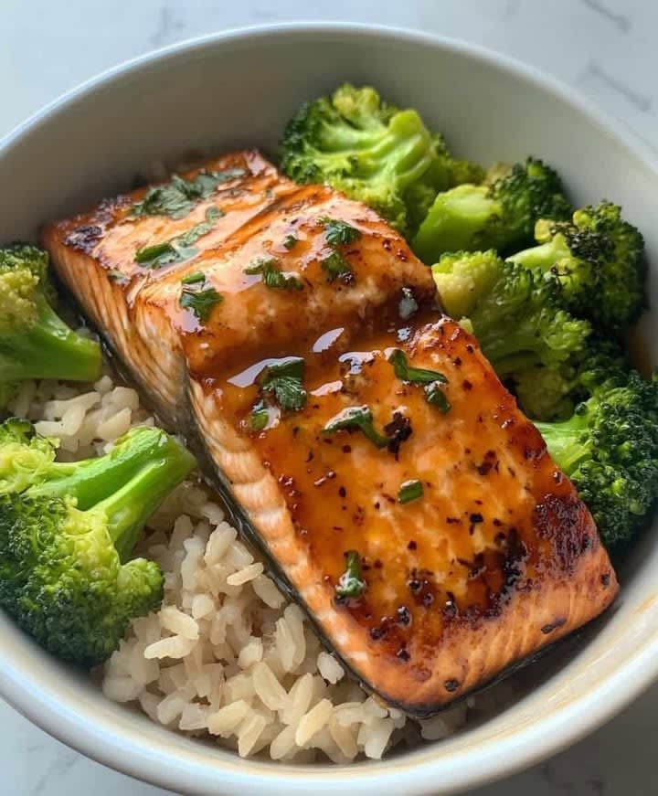 Salmon-and-Brown-Rice-Bowls-with-Steamed-Broccoli.