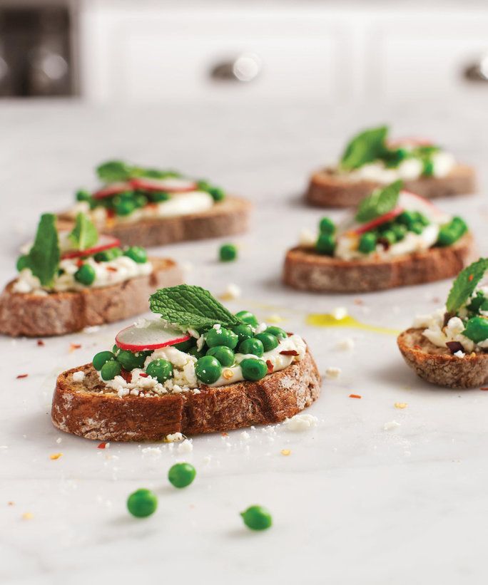 Spring-Pea-and-Mint-Crostini-Easter-Party-Food-Ideas
