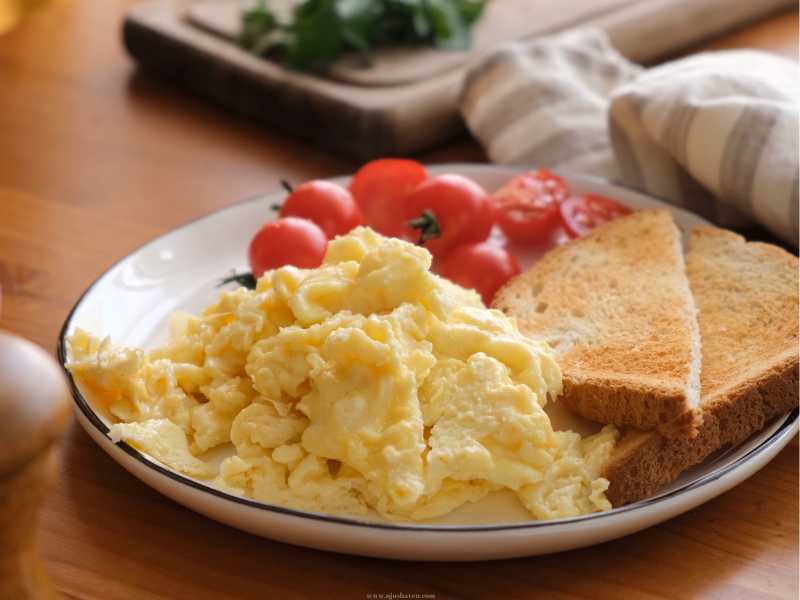 Creamy-scrambled-eggs-with-soft-bread-Mothers-Day-Breakfast-Ideas