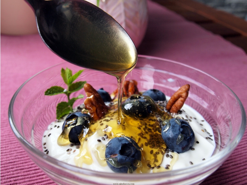 Greek-yogurt-with-honey-and-chia-seeds