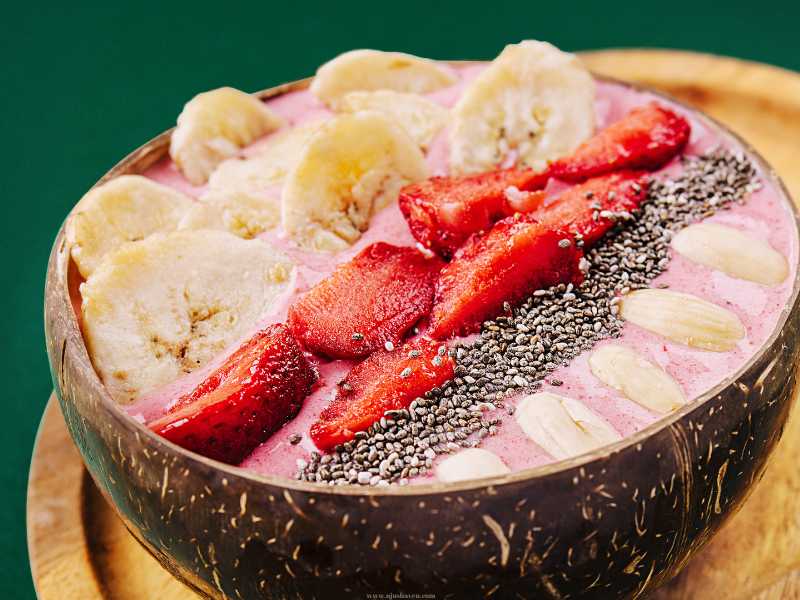 Smoothie-bowl-with-fruits-and-seeds