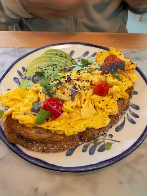 Toast-with-scrambled-eggs-and-avocado-Mothers-Day-Breakfast-Ideas