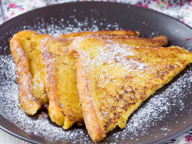 Warm-French-toast-with-powdered-sugar