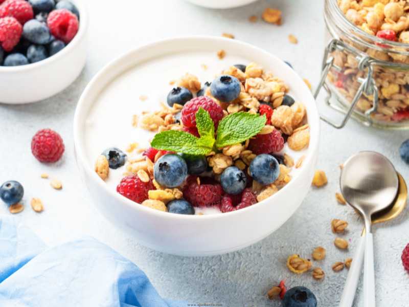 Yogurt-parfait-with-granola-and-fresh-fruit
