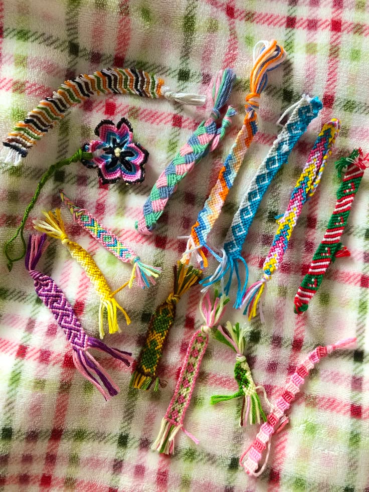 Friendship-Bracelet-Set.