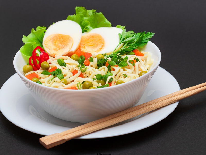 Instant-Noodles-with-Eggs-and-Vegetables-Teens-Food