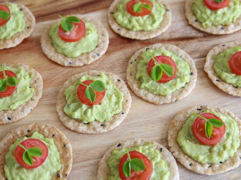 Avocado-Crackers-with-Cherry-Tomatoes.