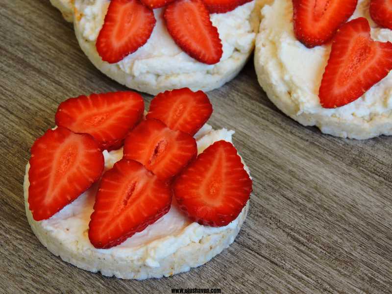 Cold-Rice-Cake-with-Cream-Cheese-Strawberries
