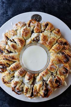 Patriotic-Cinnamon-Roll-Wreath-4th-of-July-Breakfast-Ideas-for-a-Crowd
