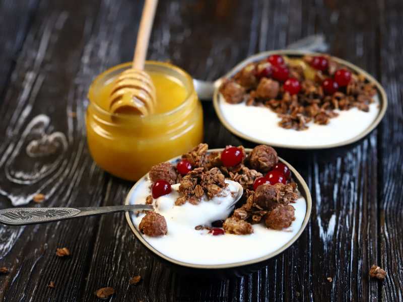 Yogurt-Pouch-Crunch-Mix-Quick-Breakfast-Ideas-on-the-Go