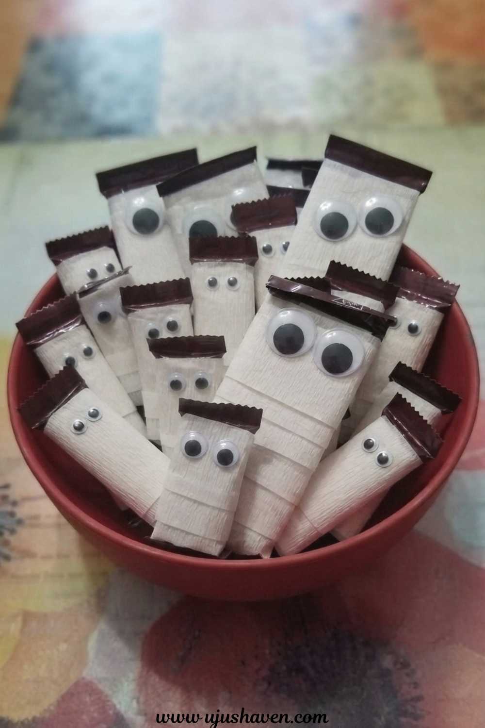 Mummy-Wrapped-Candy-Bars-Halloween-Chocolate-Bar-Ideas.