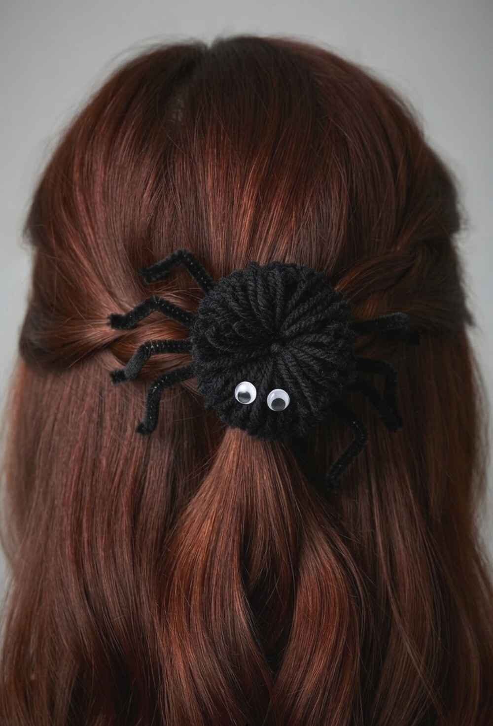 Yarn-Wrapped-Spider-Clip-Cute-DIY-Halloween-Gifts-for-Kids.