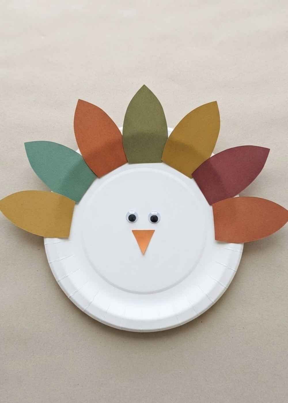 Paper-Plate-Turkey-Easy-Thanksgiving-Crafts-for-Toddlers